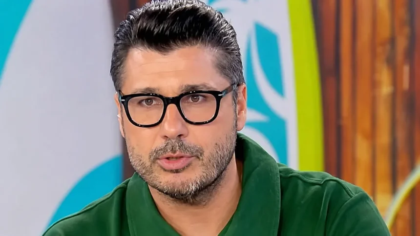Ο Λάμπρος Κωνσταντάρας σε παλαιότερη φωτογραφία, χαμογελαστός, την ώρα που μιλάει σε εκδήλωση.