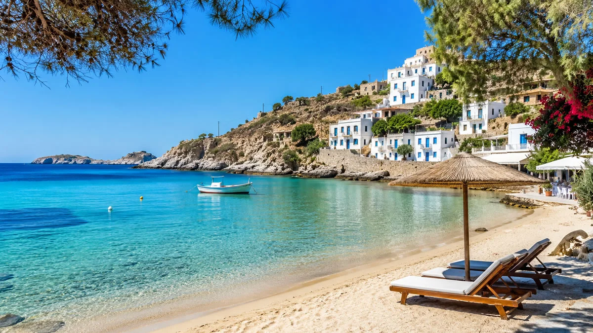 Παραλία σε ελληνικό νησί ιδανική για last-minute απόδραση τον Δεκαπενταύγουστο.