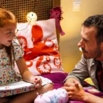 Ο Νίκος σε προβληματισμένη στάση στο καθιστικό του σπιτιού ενώ η μικρή Σοφία τον κοιτάζει αυστηρά.
