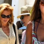 Η Νικόλ Κίντμαν και η Ζόε Σαλντάνα με καλοκαιρινή ενδυμασία και γυαλιά ηλίου φτάνουν συνοδευόμενες από την παρέα τους στο Nammos στην Ψαρρού.