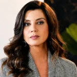 Η Αζρά και η Τσολπάν συζητούν προβληματισμένες έξω από την αίθουσα του δικαστηρίου στη σειρά Νόμοι της Καρδιάς.