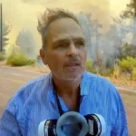 Ο ηθοποιός Σταμάτης Γαρδέλης επιχειρεί ως εθελοντής στο πύρινο μέτωπο της Βοιωτίας και της Δυτικής Αττικής.
