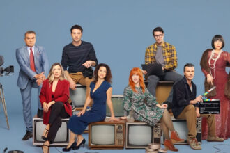 Το καστ της νέας κωμικής σειράς «TV Land» της ΕΡΤ.