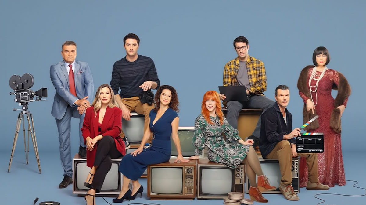 Το καστ της νέας κωμικής σειράς «TV Land» της ΕΡΤ.