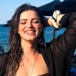Τζένη Καζάκου με μαγιό σε παραλία κατά τη διάρκεια των καλοκαιρινών της διακοπών.