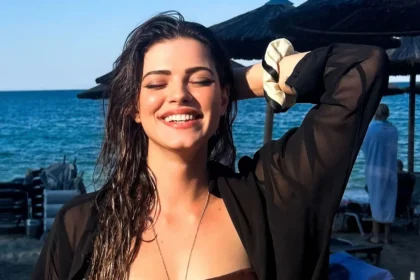 Τζένη Καζάκου με μαγιό σε παραλία κατά τη διάρκεια των καλοκαιρινών της διακοπών.