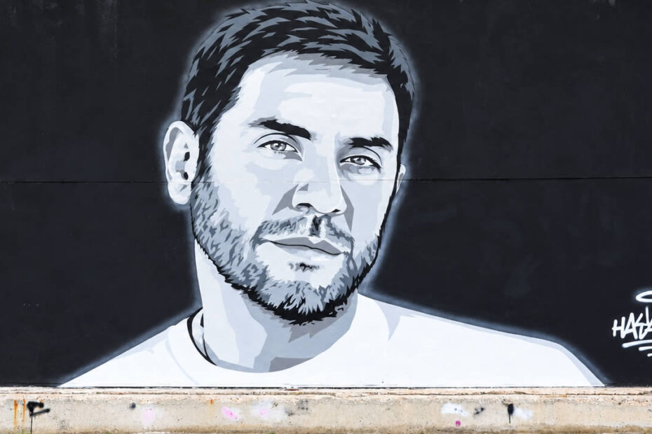 Το μεγάλο ασπρόμαυρο mural του Γιώργου Μαζωνάκη από τον street artist Hayate στον Φοίνικα Καλαμαριάς.