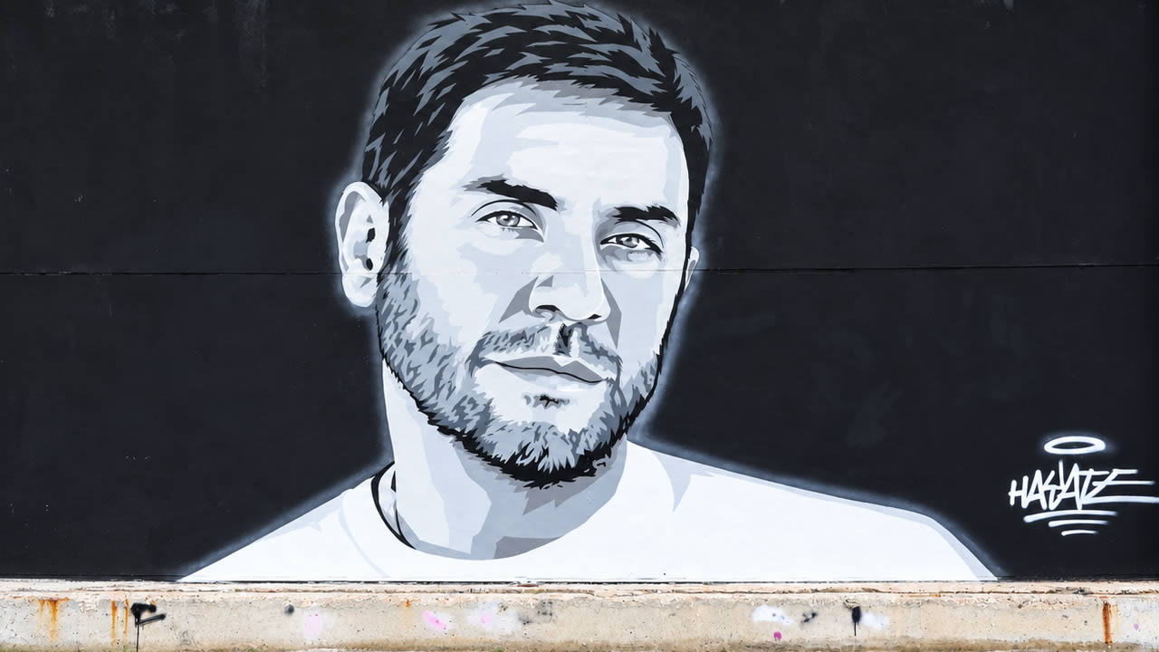 Το μεγάλο ασπρόμαυρο mural του Γιώργου Μαζωνάκη από τον street artist Hayate στον Φοίνικα Καλαμαριάς.