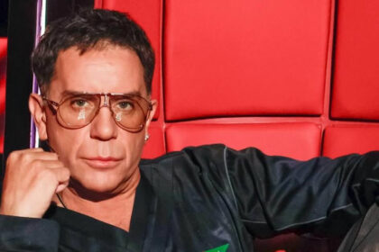 Ο Γιώργος Μαζωνάκης κατά τη διάρκεια ζωντανής εμφάνισής του στη σκηνή.