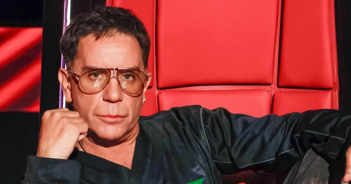 Ο Γιώργος Μαζωνάκης κατά τη διάρκεια ζωντανής εμφάνισής του στη σκηνή.