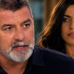 Ο Βασίλης Μπισμπίκης ως Μανούσος και η Μαριάννα Κιμούλη ως Μαρκέλλα στη δραματική σειρά Δυο Μαύρα Πουκάμισα του MEGA.