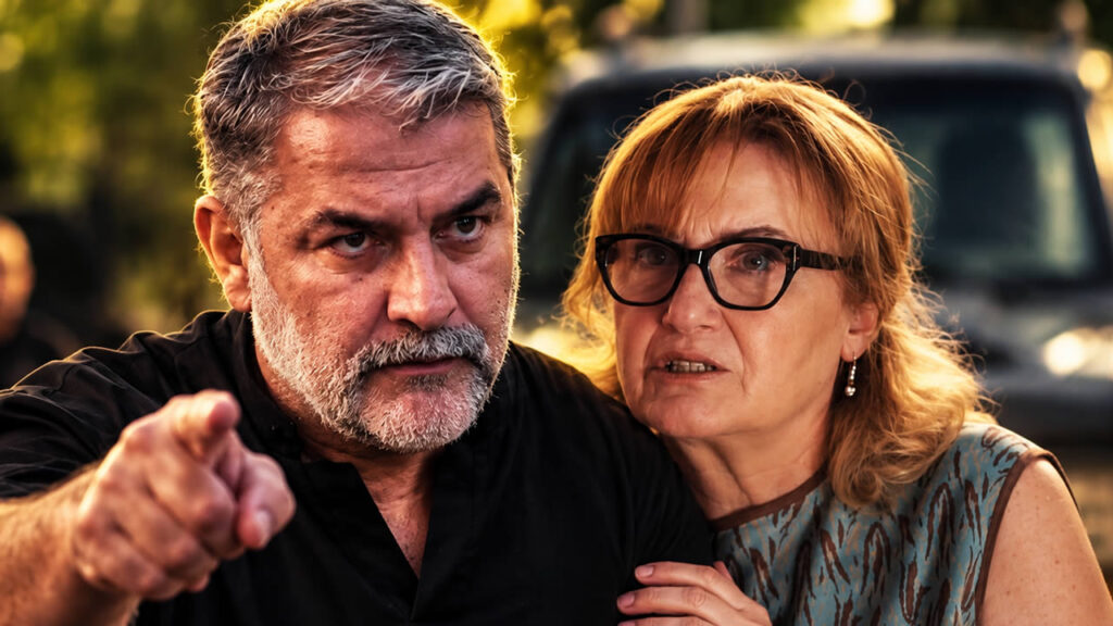 Ο Βασίλης Μπισμπίκης ως Μανούσος και η Φωτεινή Ντεμίρη ως Μαρουσώ στη δραματική σειρά «Δυο Μαύρα Πουκάμισα» του MEGA.