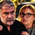 Ο Βασίλης Μπισμπίκης ως Μανούσος και η Φωτεινή Ντεμίρη ως Μαρουσώ στη δραματική σειρά «Δυο Μαύρα Πουκάμισα» του MEGA.