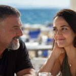 Ο Νικήτας και η Ελπίδα στη σειρά Δυο Μαύρα Πουκάμισα του MEGA, καθώς η ανακοίνωση του γάμου προκαλεί την αντίδραση της Σοφίας.