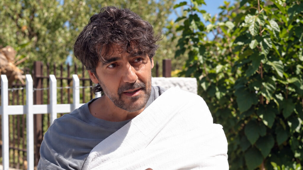 Ο Αντώνης Καρυστινός ως Μάκης στη σειρά Κουτσουπιές της ΕΡΤ1, με αφορμή τη βίαιη σύγκρουσή τους.