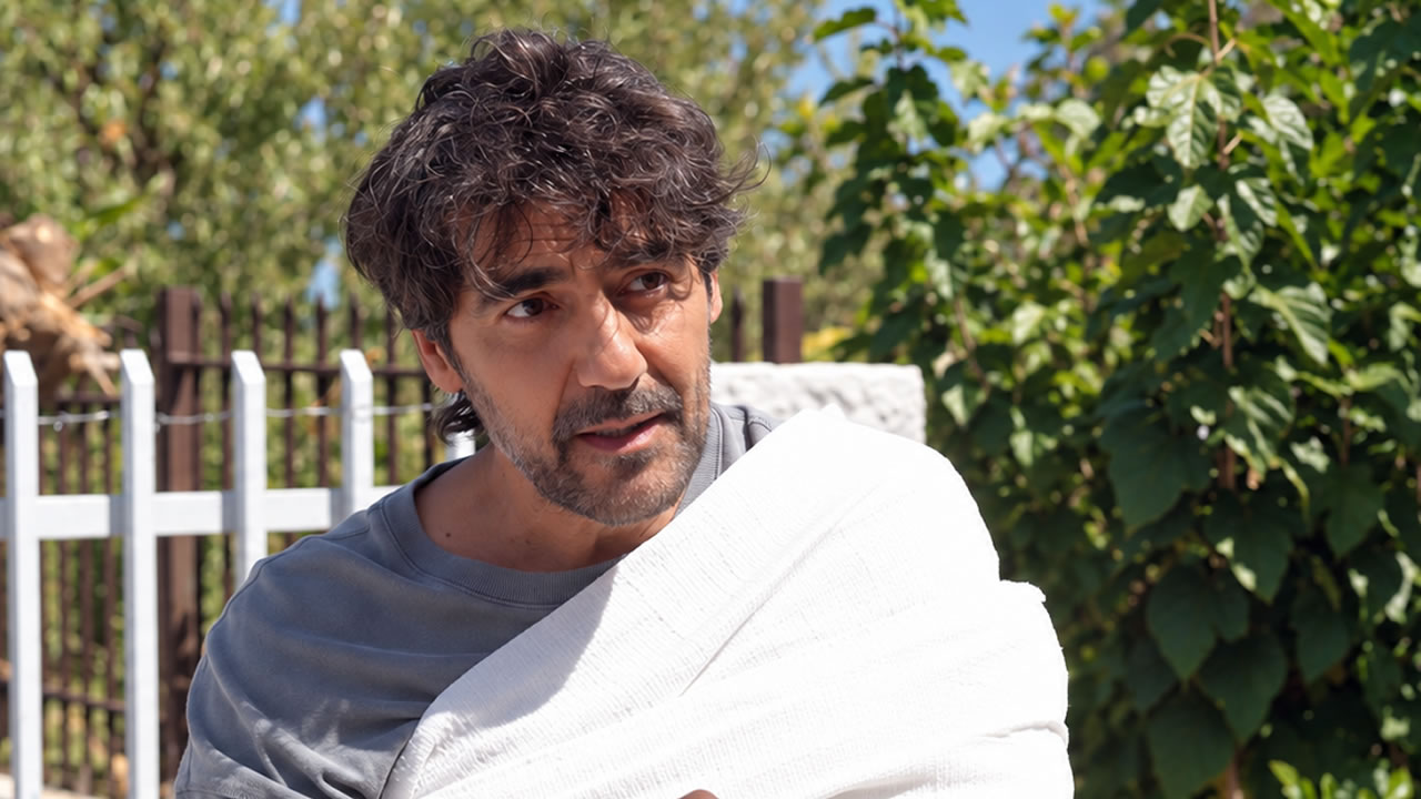 Ο Αντώνης Καρυστινός ως Μάκης στη σειρά Κουτσουπιές της ΕΡΤ1, με αφορμή τη βίαιη σύγκρουσή τους.