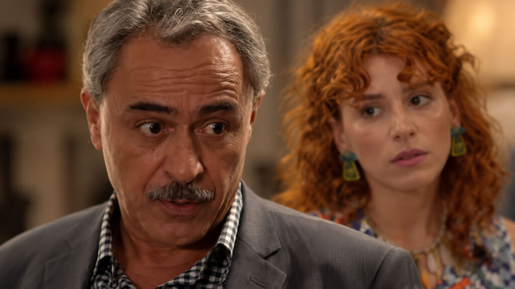 Ο Θανάσης Κουρλαμπάς ως Βλάσσης Τερζόπουλος στην κωμική σειρά «Κουτσουπιές» της ΕΡΤ1, όπου η σύγκρουση με την Κανέλα τον φέρνει σε κίνδυνο.
