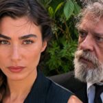 Η Μαρία Παπαφωτίου ως Λαμπρινή και ο Τάσος Ιορδανίδης ως Μήτρος Αρβανίτης στη δραματική σειρά Κρίνο και Αγκάθι του ΑΝΤ1.