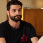 Ο Βασίλης Μηλιώνης ως Ηρακλής και η Θεόβη Στύλλου ως Τζένη στη ρομαντική σκηνή της σειράς «Μπαμπά σ’ αγαπώ» του Alpha.