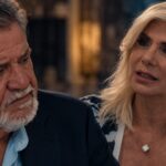 Η Βάσια Παναγοπούλου ως Κορίνα Απέργη και ο Ιεροκλής Μιχαηλίδης ως Φίλιππος Αντωνιάδης στη σειρά Μπλε Ώρες.
