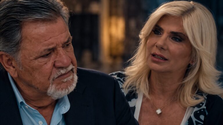 Η Βάσια Παναγοπούλου ως Κορίνα Απέργη και ο Ιεροκλής Μιχαηλίδης ως Φίλιππος Αντωνιάδης στη σειρά Μπλε Ώρες.