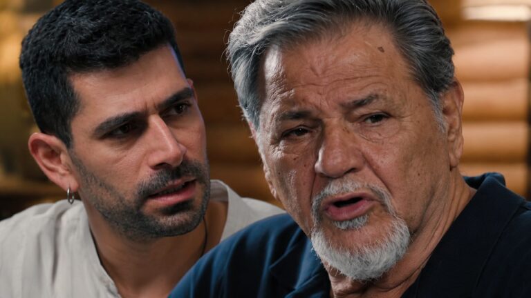 Ο Αχιλλέας υποψιάζεται ότι ο Στράτος ενδιαφέρεται για την Άννα και αποφασίζει να παρέμβει στη σειρά Μπλε Ώρες.
