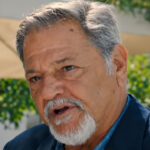 Ο Γιώργος Παρτσαλάκης ως Αχιλλέας Στεργίου στη σειρά «Μπλε Ώρες», όπου απορρίπτει τον γάμο της Νικολέτας με τον Πέτρο.