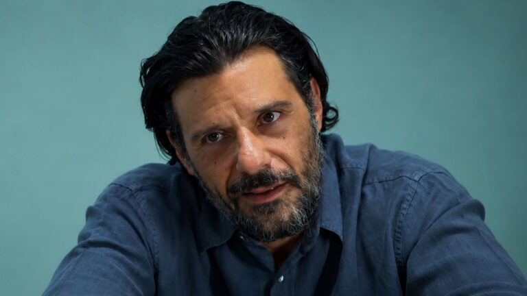 Ο Γιώργος Σεϊταρίδης ως Μίλτος Γονατάς στη σειρά «Ντέρτι» του ΑΝΤ1, όπου επιστρέφει μετά από πέντε χρόνια φυλάκισης.