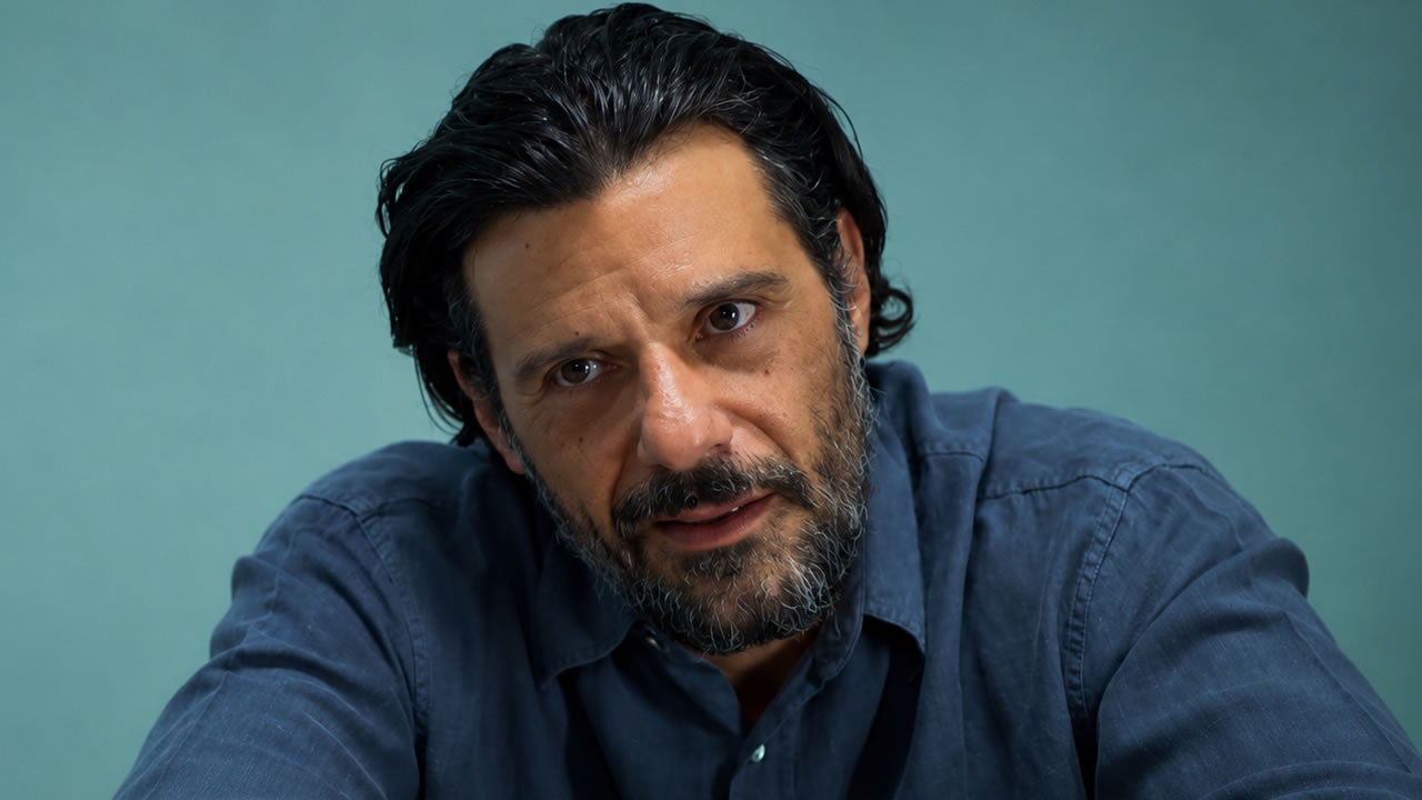 Ο Γιώργος Σεϊταρίδης ως Μίλτος Γονατάς στη σειρά «Ντέρτι» του ΑΝΤ1, όπου επιστρέφει μετά από πέντε χρόνια φυλάκισης.