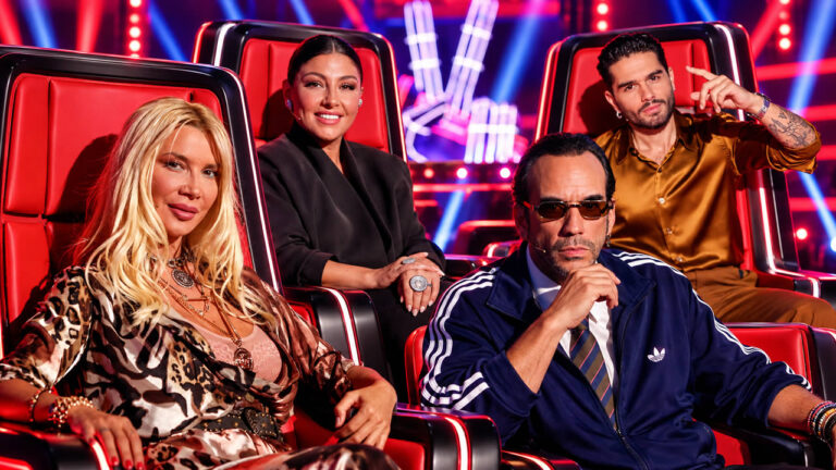 Οι τέσσερις coaches του The Voice of Greece, Πάνος Μουζουράκης, Χρήστος Μάστορας, Έλενα Παπαρίζου και Πάολα, στη σκηνή του ΣΚΑΪ.